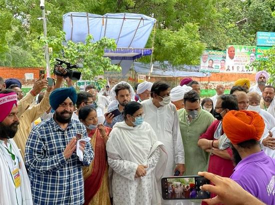 Bajwa with other MPs attends Kisan Sansad, express solidarity with farmers