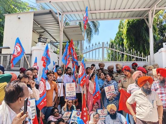 Breaking: Punjab employees, pensioners protest outside Health Minister’s residence in Patiala