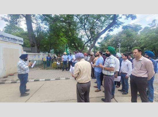 Farmers, consumers and power staff unite in massive protest against electricity privatisation