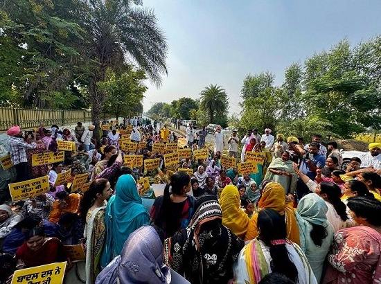 AAP Women Volunteers Protest Over Maluka’s Alleged Derogatory Remarks