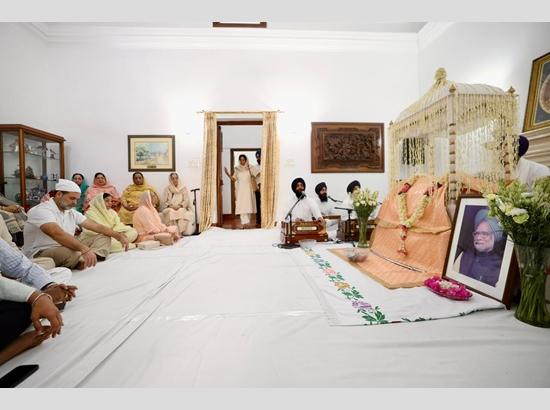 Rahul Gandhi attends prayer meeting at Dr. Manmohan Singh’s residence