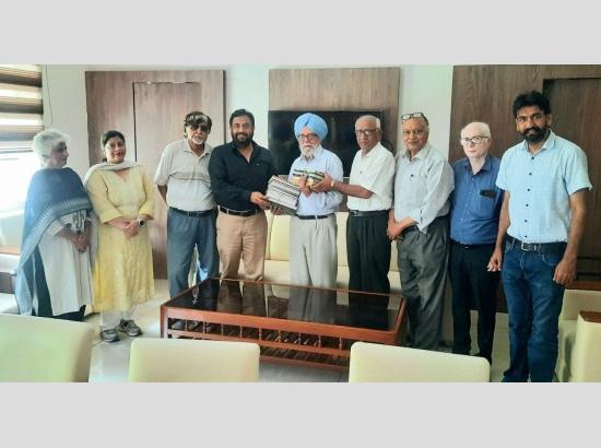 Sahitya Akademi Fellow Prof Tejwant Singh Gill Revisits Alma Mater After 55 Years, Donates Books to SCD Govt College Ludhiana Library