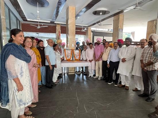Punjab Congress leaders pay floral tributes to Mahatma Gandhi on his death anniversary