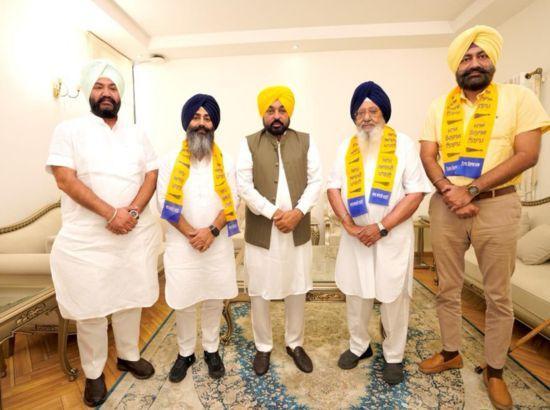 Former MP Rajmohinder Singh Majitha joins AAP
