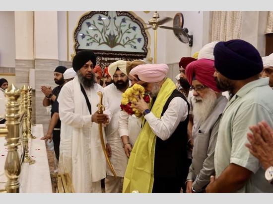 Delhi LG Taranjit Singh Sandhu offers prayers at Gurdwara Rakab Ganj Sahib