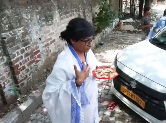 Mimicry artist Ratan Ranjan performs a satirical skit dressed as CM Mamata Banerjee; Watch Video