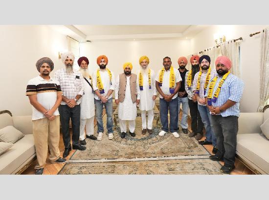 Former MLA Ravinder Singh Brahmpura joins AAP along with supporters