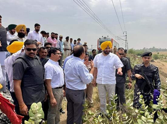 Ravneet Bittu visits Shambhu blast site, takes stock of situation