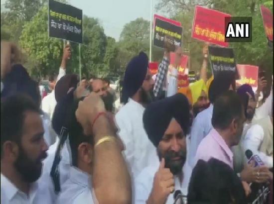 SAD MLAs holds protest march to Punjab Assembly against Amarinder Singh govt