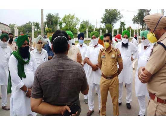 Police didn't allow various Kissan Unions to hold meeting & to organize protest against an