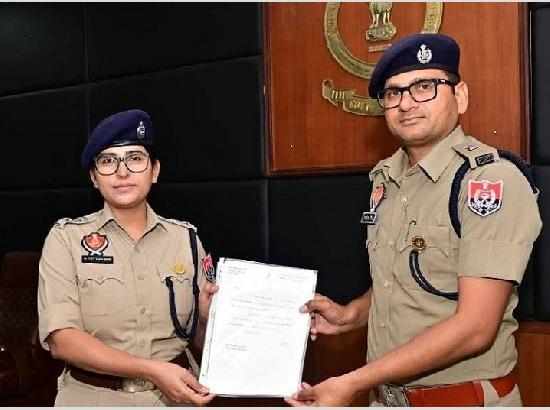 SSP Jyoti Yadav Honours SP City Narinder Singh for Exemplary Conduct and Dedicated Service