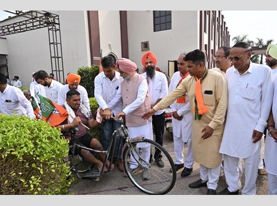 Gurdarshan Saini distributes suits to 2,000 women, gifts tricycles to 21 persons with disabilities on birthday