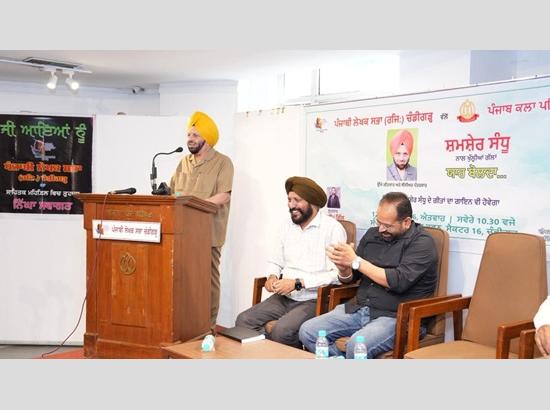 ‘Yaar Bolda…’: Lyricist Shamsher Sandhu engages audience in candid literary evening in Chandigarh