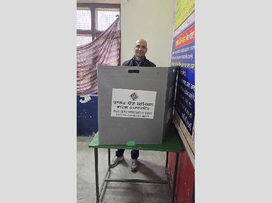 Sandeep Jakhar casts vote in Zila Parishad polls