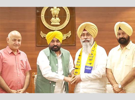 Breaking: Major jolt to Akali Dal as former MLA Harmeet Singh Sandhu joins AAP