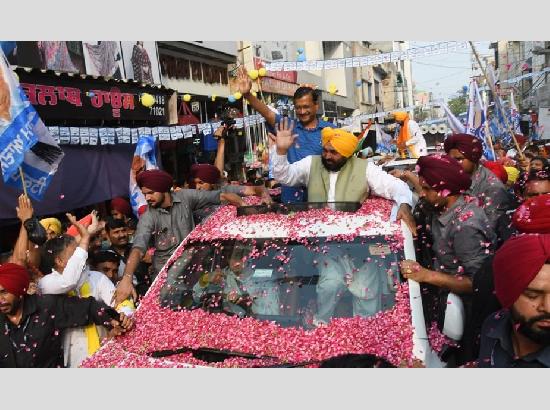 Kejriwal & Bhagwant Mann hold road show in Sangrur ( View Pics) 