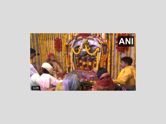 Delhi: Devotees offer prayers at Jhandewalan Temple on first day of Shardiya Navratri
