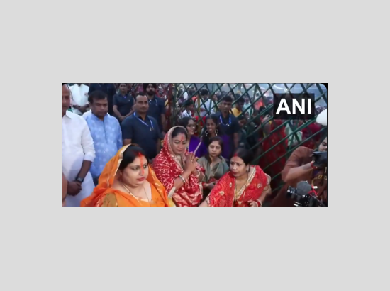 Delhi CM Rekha Gupta performs Chhath Puja rituals at Hathi Ghat
