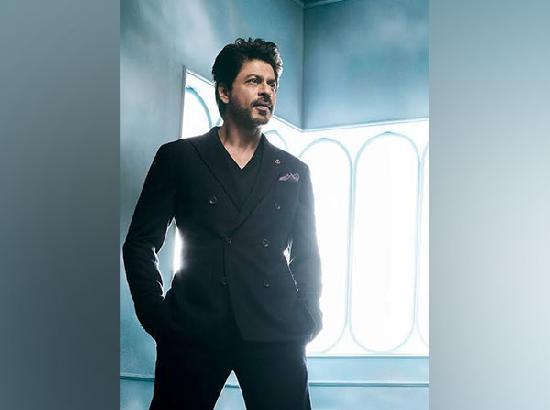 Mumbai: Bollywood actor Shahrukh Khan poses after his fans make a 'Guinness  World Record