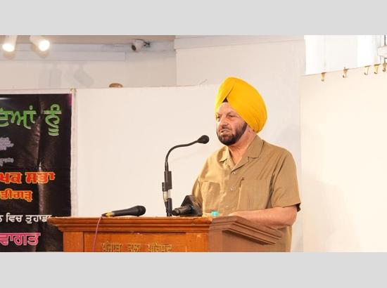 ‘Yaar Bolda…’: Lyricist Shamsher Sandhu engages audience in candid literary evening in Chandigarh