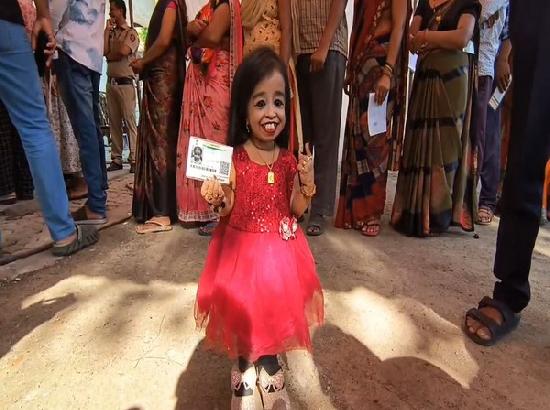 World's shortest-living woman casts her vote in Nagpur, urges everyone to vote
