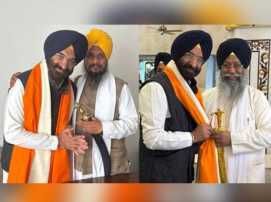 Manjinder Sirsa honored with Saropas by Giani Harpreet Singh, Giani Ranjit Singh after victory in Delhi polls