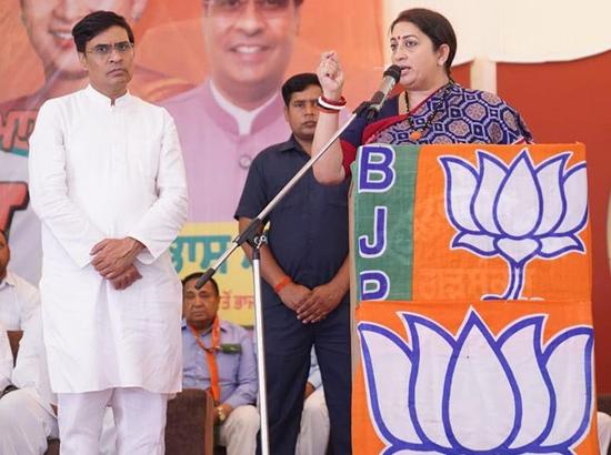 Smriti Irani in Garhshankar: Congress first divided Punjab, now it wants to divide the country