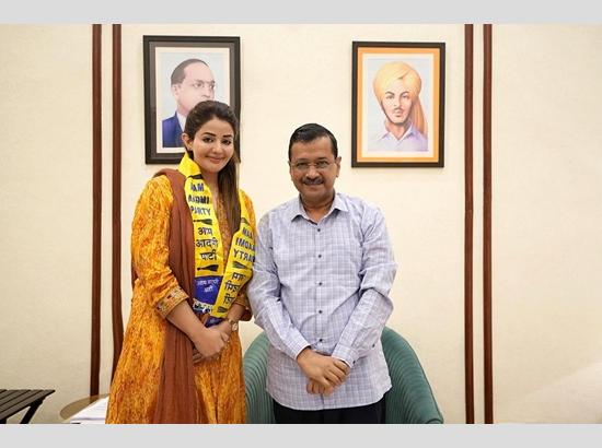 Sonia Mann joins AAP in the presence of Arvind Kejriwal