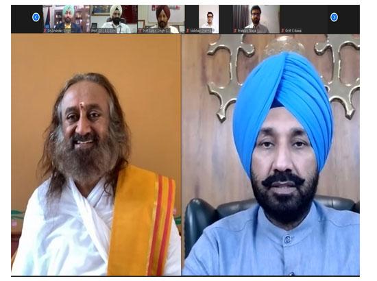 Sri Sri Ravi Shankar says : Teachings of Guru Nanak and Guru Gobind Singh are essential to fight global pandemic ( Watch Video )
