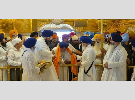 Sukhbir Badal pays obeisance at Golden Temple