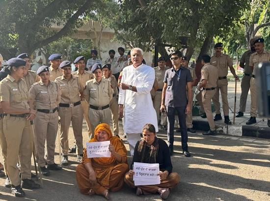 Ajay Kumar Murder Case: Sunil Jakhar joins family’s protest outside Punjab Vidhan Sabha for second day