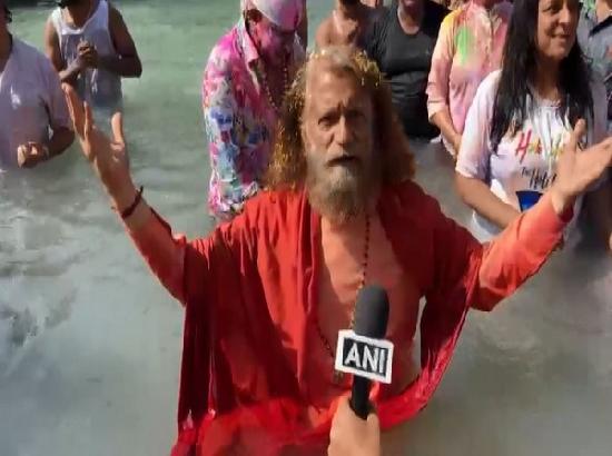 Break barriers of discrimination, hatred and get soaked in colours of love: Swami Chidanand Saraswati on Holi