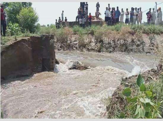 Lakshman Canal breach submerges around 500 acres of paddy fields, Farmers seek immediate compensation
