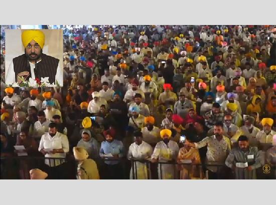 Punjab CM Mann administers oath to newly elected 10,031 Sarpanches in Kejriwal's presence 