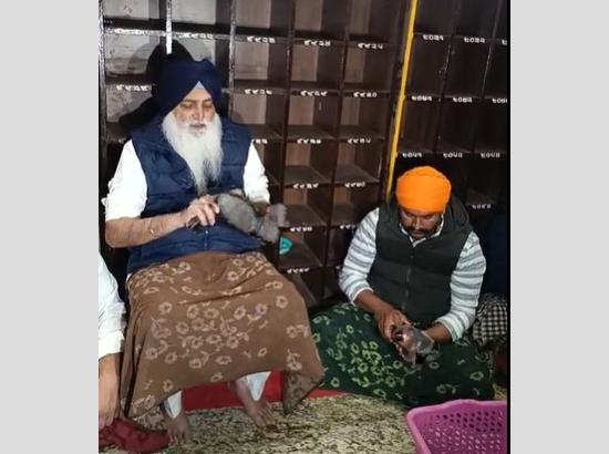 Virsa Singh Valtoha performs Seva as 'Tankhah' at Golden Temple; Watch Video