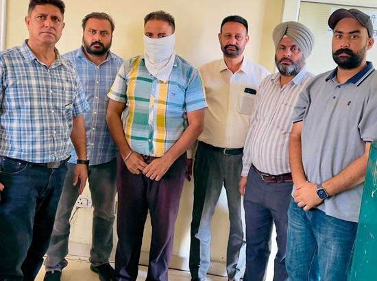 Vigilance Bureau arrests block samiti Patwari taking Rs. 20,000 bribe