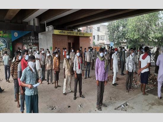 Fatehgarh Sahib police punished those not wearing masks by forcing them to stand for an hour along roadside 
