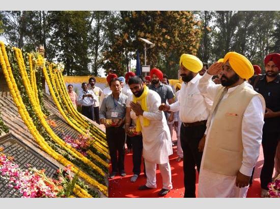 CM Bhagwant Mann pays floral tribute to Bhagat Singh, Rajguru and Sukhdev (View Pics)