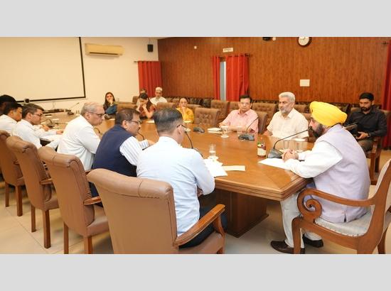 CM orders lifting of grains from Mandis on war footing 