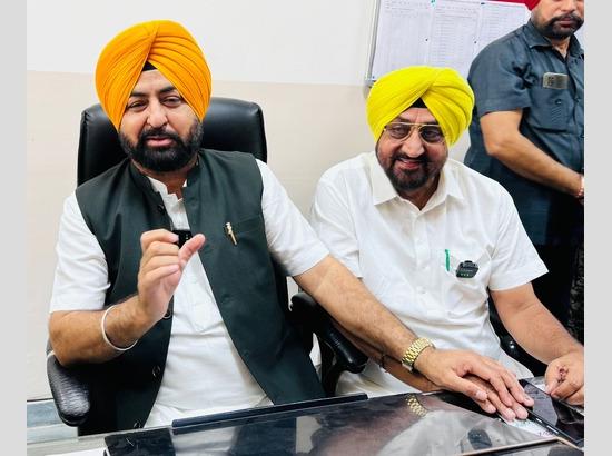 Centre is betraying the farmers by placing obstacles in the purchase of paddy: Hardeep Mundian