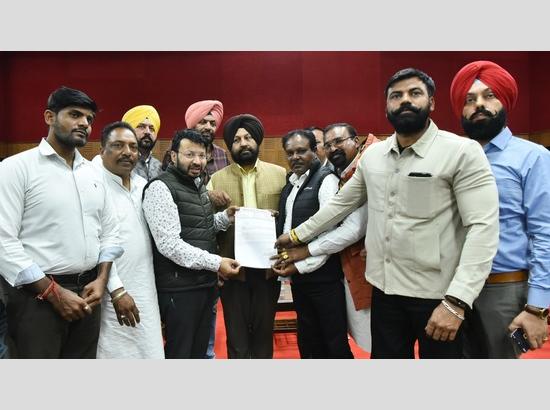 Dr. Ravjot Singh, Holds Meeting with Sanitation Workers and Sewermen Union