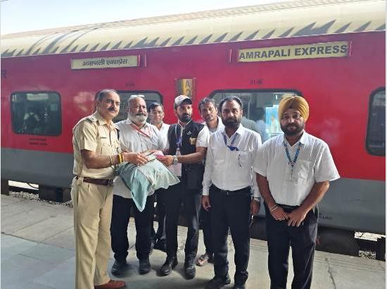 Railway staff’s alertness helps passenger recover lost cash worth ₹1.75 lakh