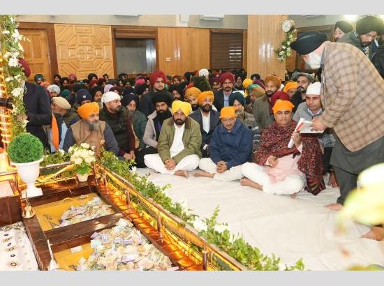 Punjab CM Bhagwant Mann, Kejriwal attend 'Kirtan Darbar' at Gurdwara in Srinagar
