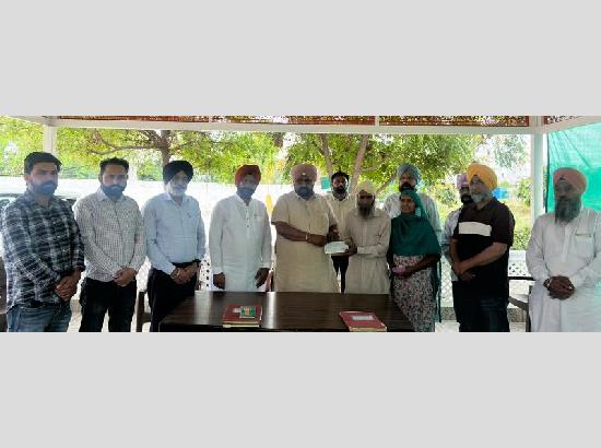 MLA Bhullar distributes financial aid to accident-affected farmers