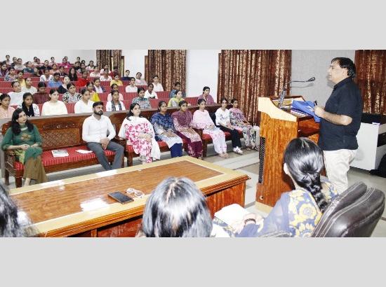 DSCW holds seminar on ‘Why Theory? An Introduction to Literature and Literary Theory’ 