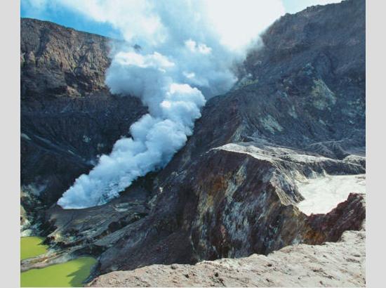 Several injuries in volcanic eruption at White Island in NZ 