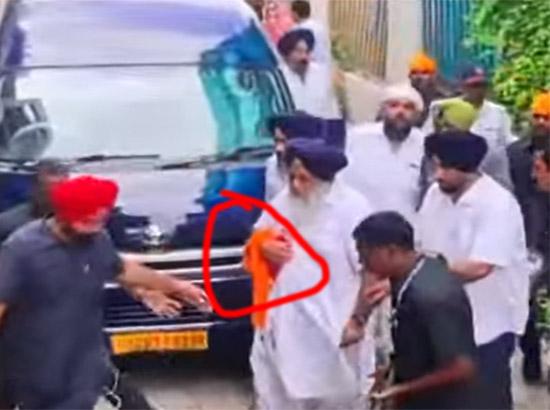 Breaking: Sukhbir Badal attacked in Nanded Sahib, taken to hospital after injury (Video)