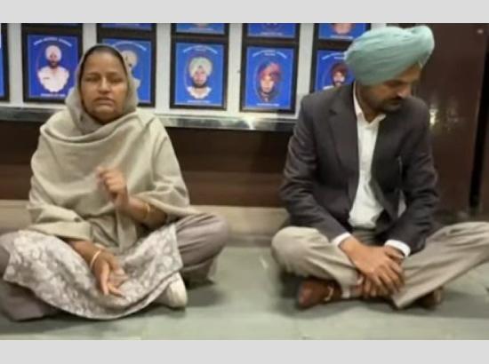 Sidhu Moosewala’s parents protest at SSP office, allege theft of son’s earnings