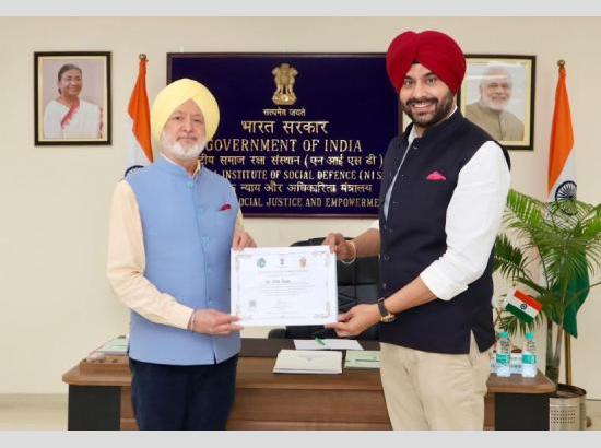 Sukhwinder Singh Bindra Honours Dr. Zora Singh, Chancellor of Desh Bhagat University
