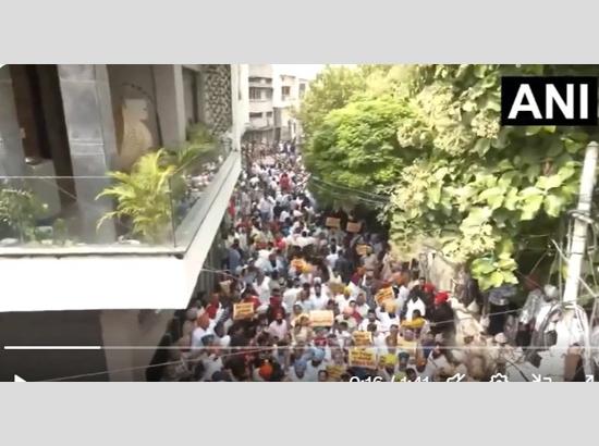 Amritsar: AAP workers protest outside Tarun Chugh’s residence over BJP leaders’ visit to Sajjan Kumar’s home